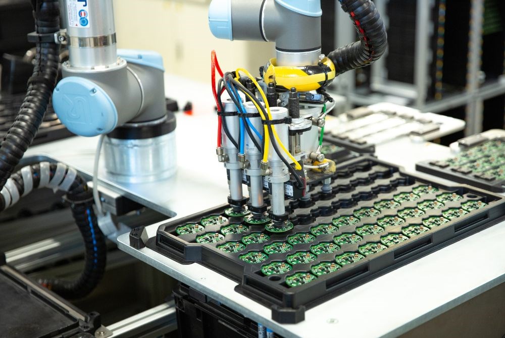 I cobot UR per l'industria elettronica - Universal Robots