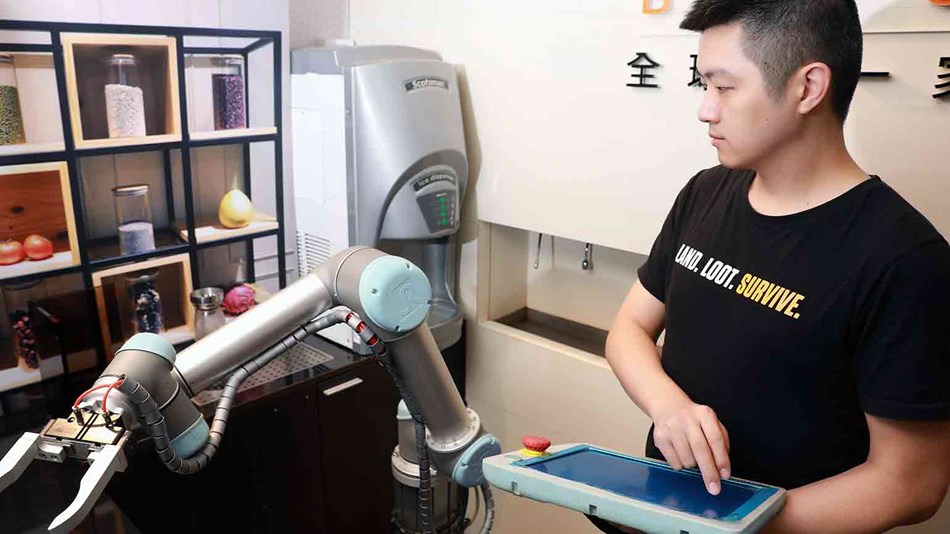 Programming a UR5 cobot at Babo Arms in Taiwan