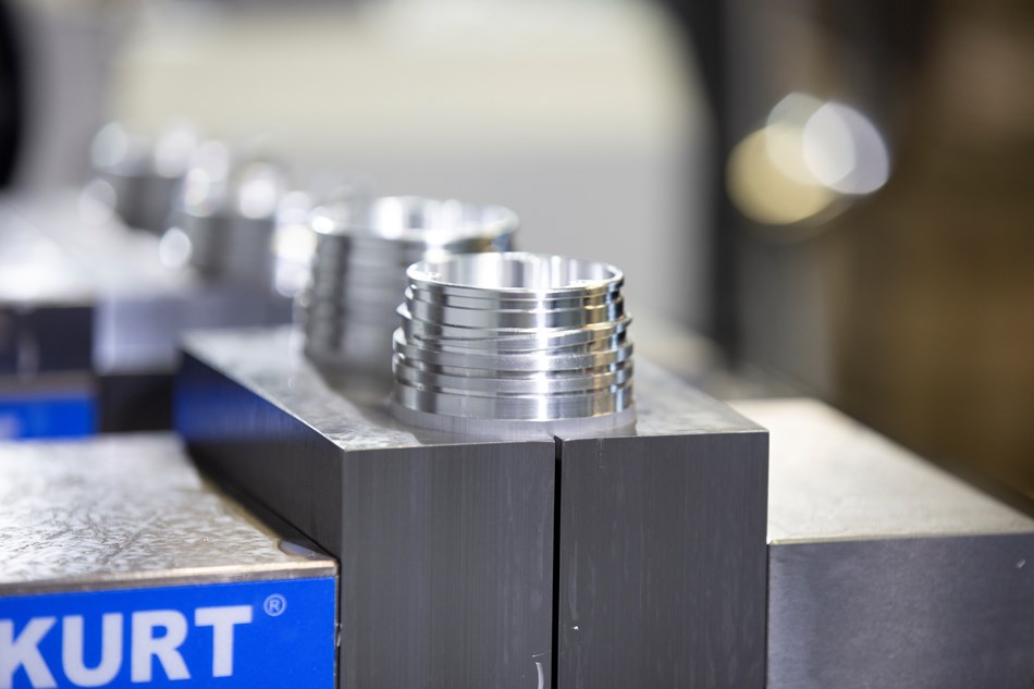 在UR5e協助下，Toolcraft透過CNC工具機中三道高度精密的工序，生產出醫療器材專用的多螺紋零組件。