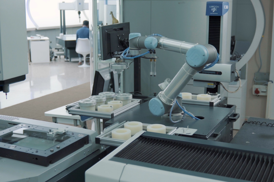 Durch die Automatisierung des Prozesses mittels eines Cobots kann die Produktion rund um die Uhr laufen.