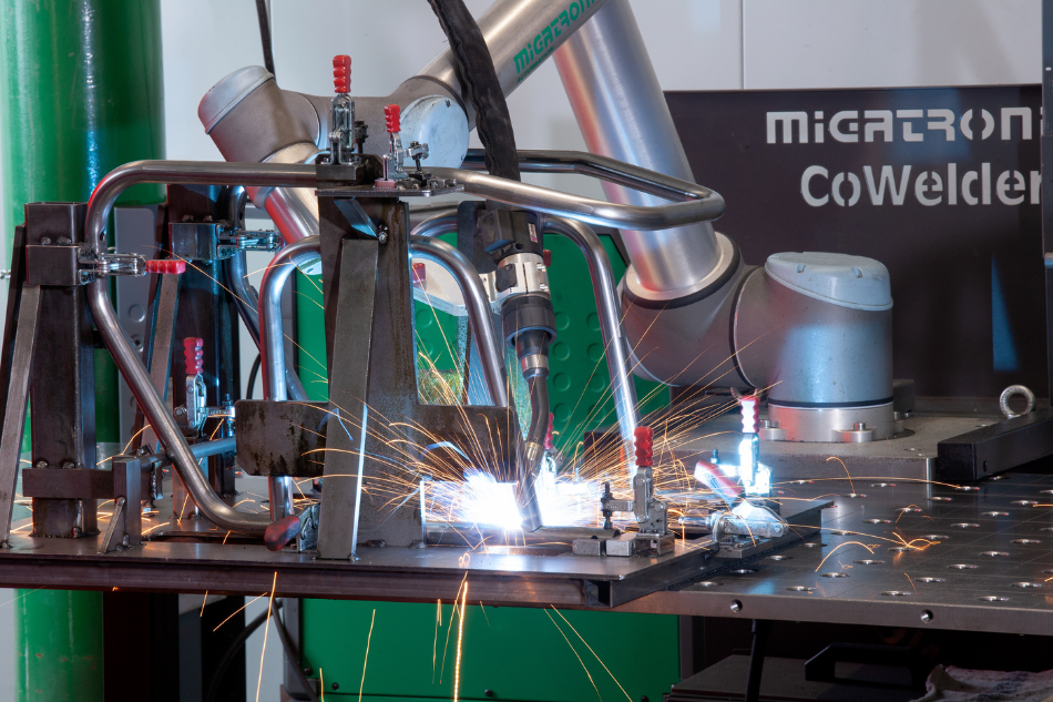 Der kollaborierende Roboter (Cobot) übernimmt die anfallenden Schweißarbeiten von Metallkomponenten und unterstützt so die behinderten Mitarbeiter. Die Roboteranlage kann sowohl im WIG- als auch im MIG/MAG-Verfahren schweißen.