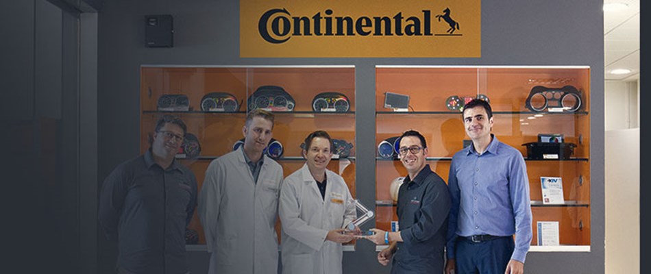 Universal Robots con el equipo de la empresa Continental 