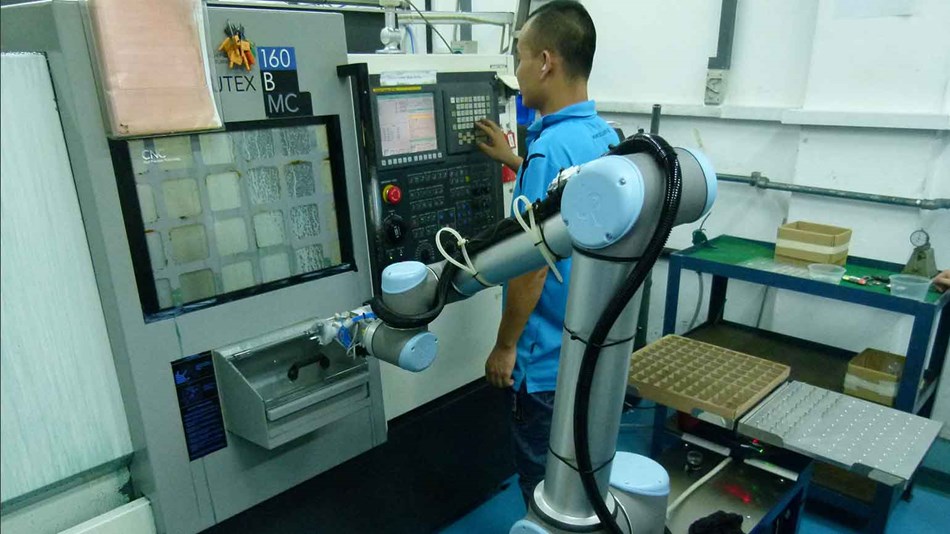 Robot colaborativo UR10 de Universal Robots para la empresa PLC  