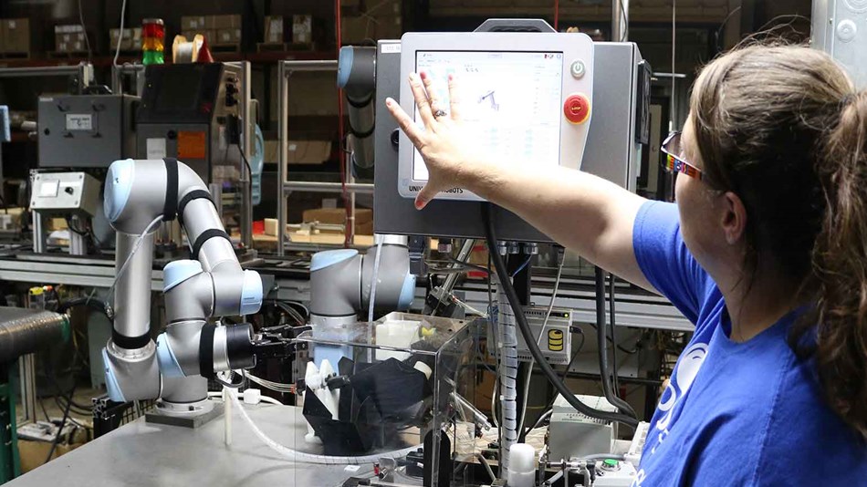  Robots colaborativo UR5 de Universal Robots en la empresa Scott Fetzer Electrical Group de electrónica y tecnología
