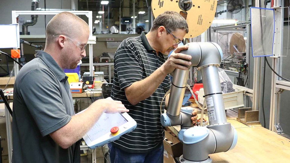  Robots colaborativo UR5 de Universal Robots en la empresa Scott Fetzer Electrical Group