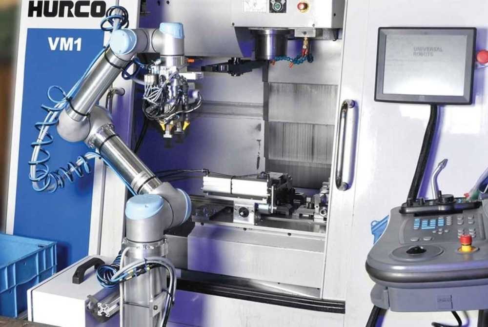 Asservimento macchine, la precisione del cobot per le CNC - Universal Robots