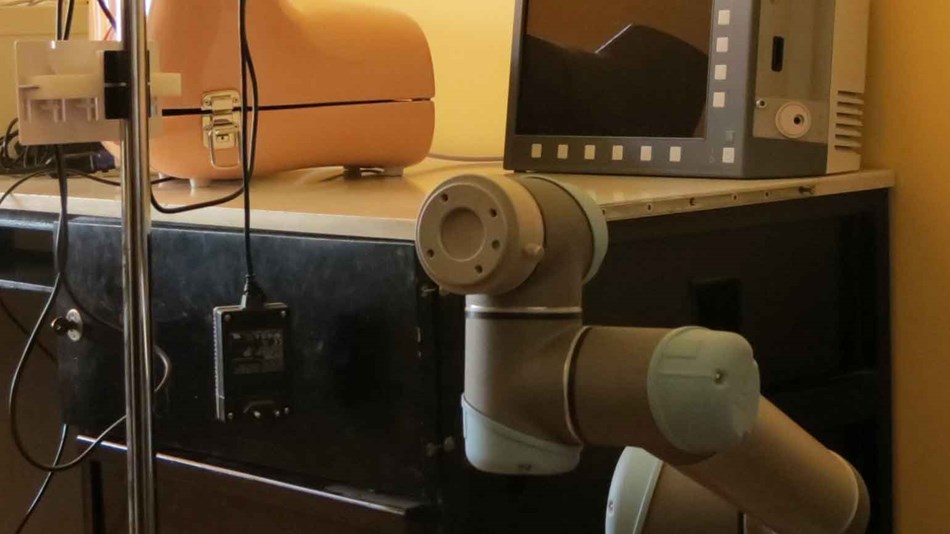  Robot colaborativo UR5 de Universal Robots en la Universidad de AGH de Polonia para las pruebas y análisis de laboratorio