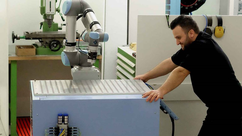 Robot Colaborativo UR5 de Universal Robots en la empresa FME Feinmechanik AG de metal y mecanizado