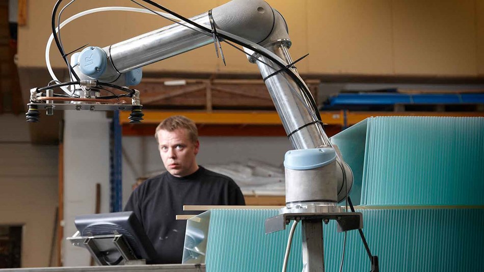 Robot Colaborativo UR10 de Universal Robots con la aplicación Pick and Place para la industria de mobiliario y equipamiento 