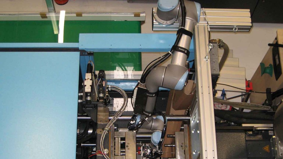 Robots colaborativo UR5 y UR10 de Universal Robots para la industria de plásticos y polímeros con aplicaciones de montaje 