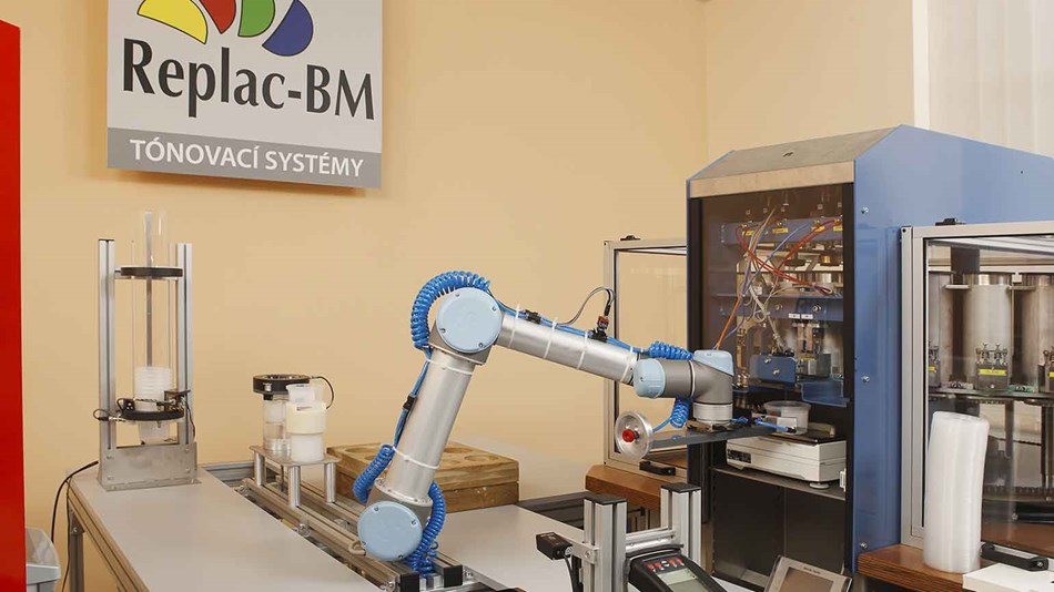 Robots colaborativo UR5 de Universal Robots para la empresa REPLAC-BM de la industria farmacéutica y química