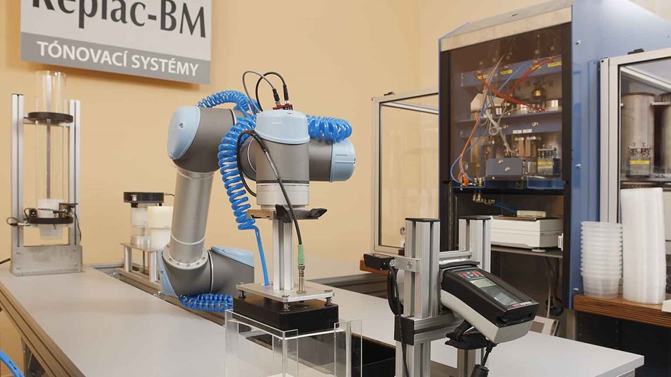 Robots colaborativo UR5 de Universal Robots para la industria farmacéutica y química con aplicaciones para la supervisión de maquinaria 