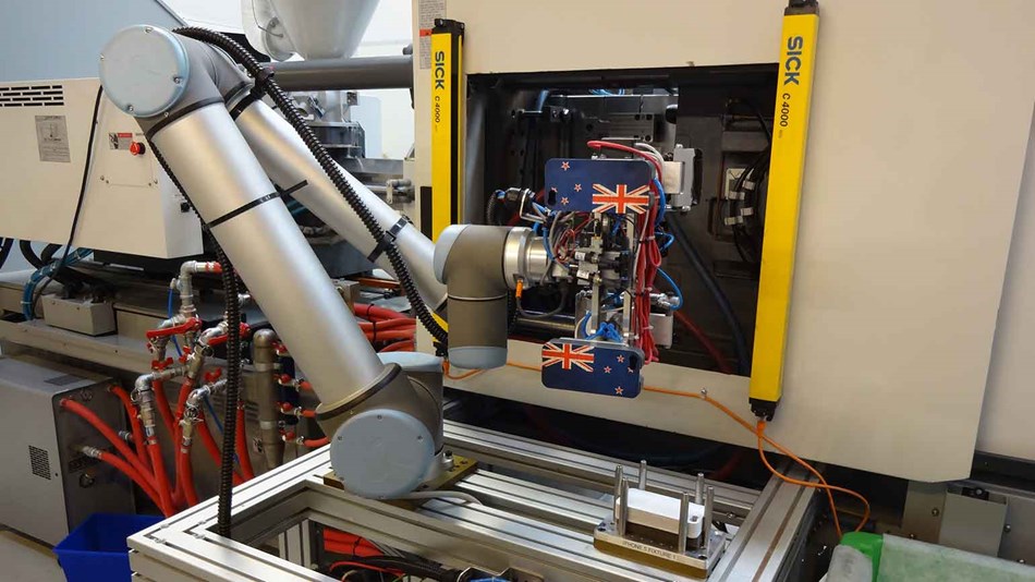  Robot colaborativo UR10 de Universal Robots en la empresa Talbot Technologies de plásticos y polímeros 