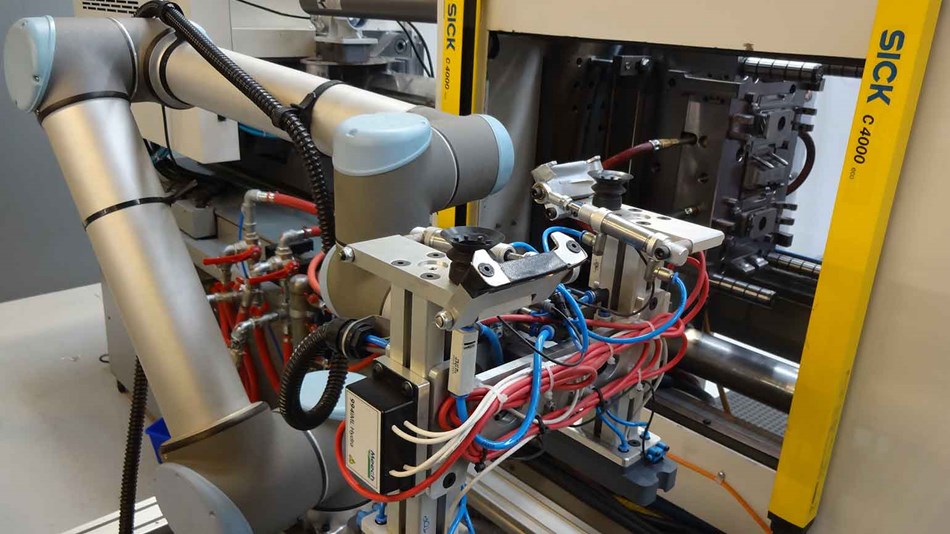  Robot colaborativo UR10 de Universal Robots para la industria de plásticos y polímeros 