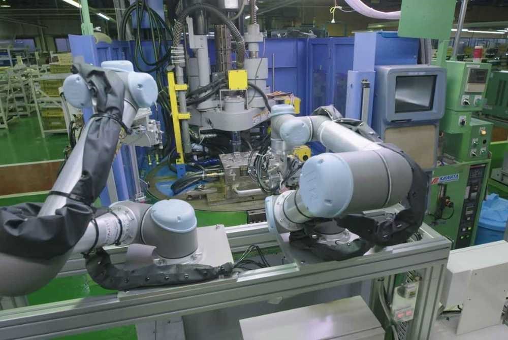 Asservimento della pressa con i cobot - Universal Robots