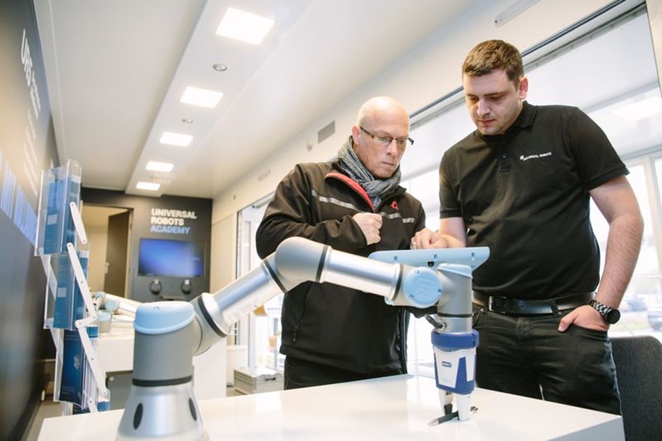 Besucher der Roadshow erleben die Robotik live