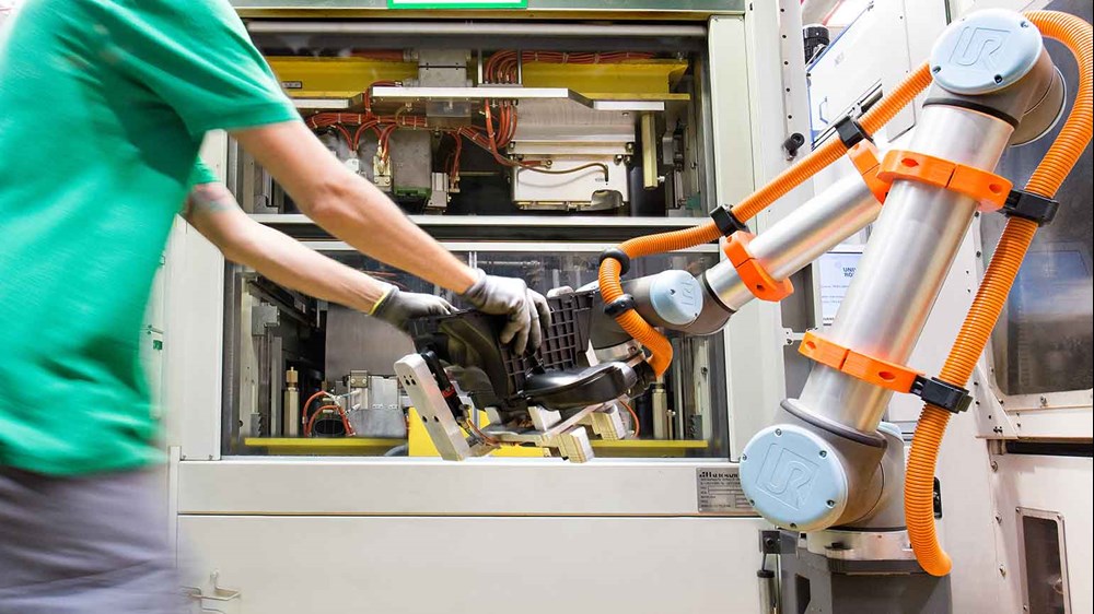 Le migliori soluzioni UR per l'asservimento macchine - Universal Robots