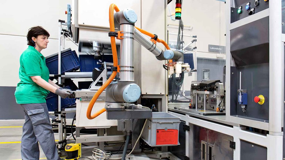 Robot Colaborativo UR10 de Universal Robots con aplicaciones de pick and place y supervisión de maquinaria para la industria de automoción