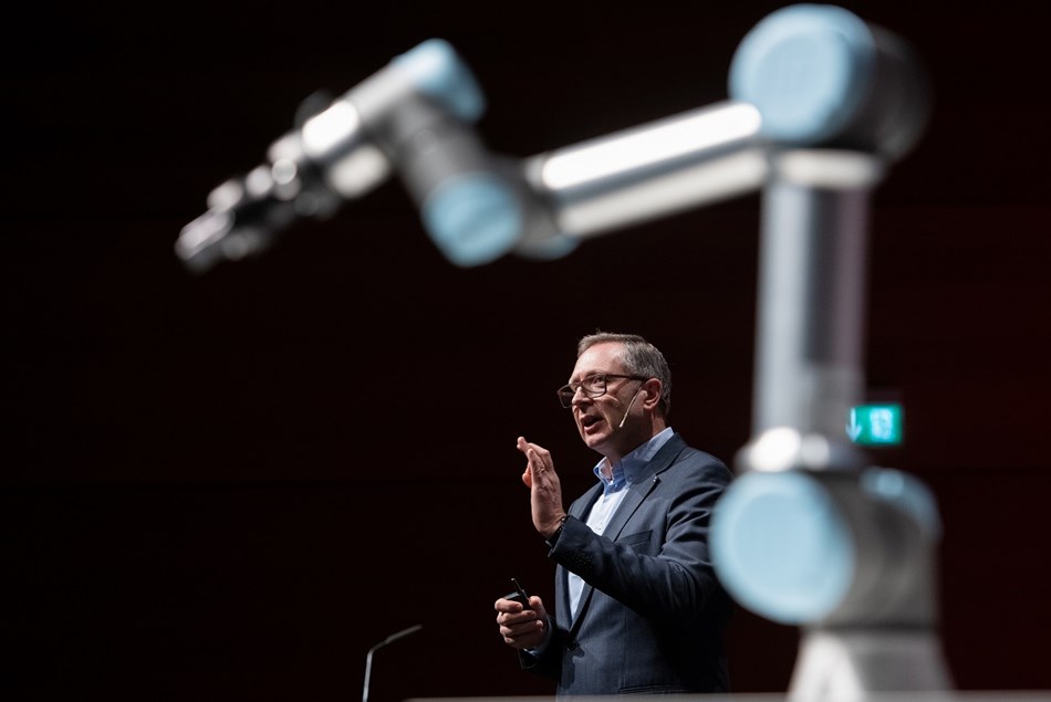 Jürgen von Hollen auf der Pressekonferenz