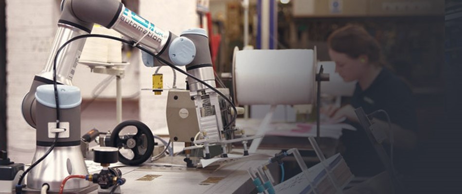 Muncitori colaboreaza cu Roboti Colaborativi