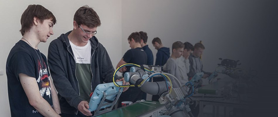 Kolaborativní roboti a studenti ve třídách