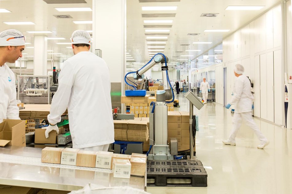 Rnb Cosmeticos Integra Robots Colaborativos En Su Plantilla Para Potenciar El Talento De Sus Empleados
