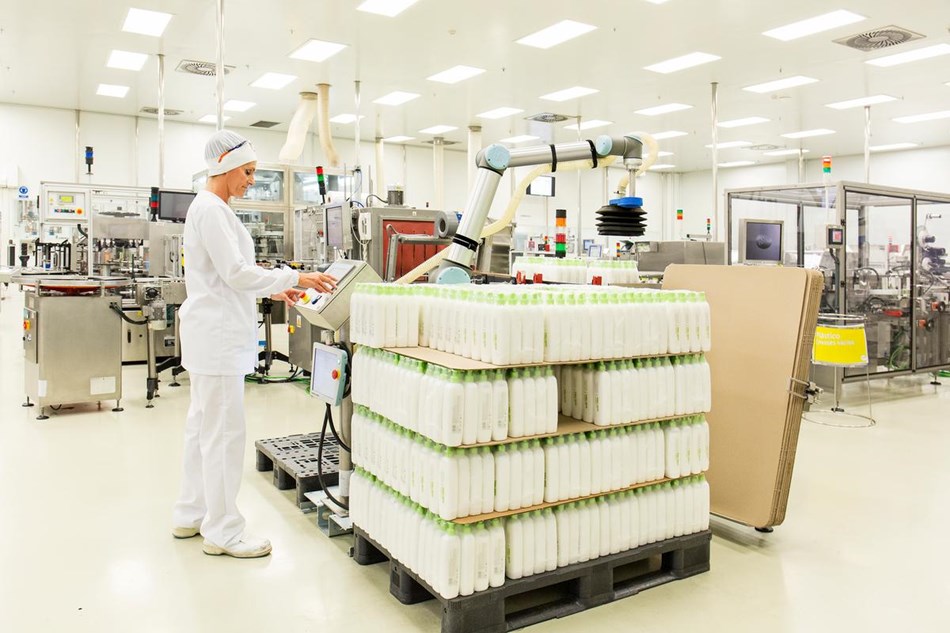 Rnb Cosmeticos Integra Robots Colaborativos En Su Plantilla Para Potenciar El Talento De Sus Empleados