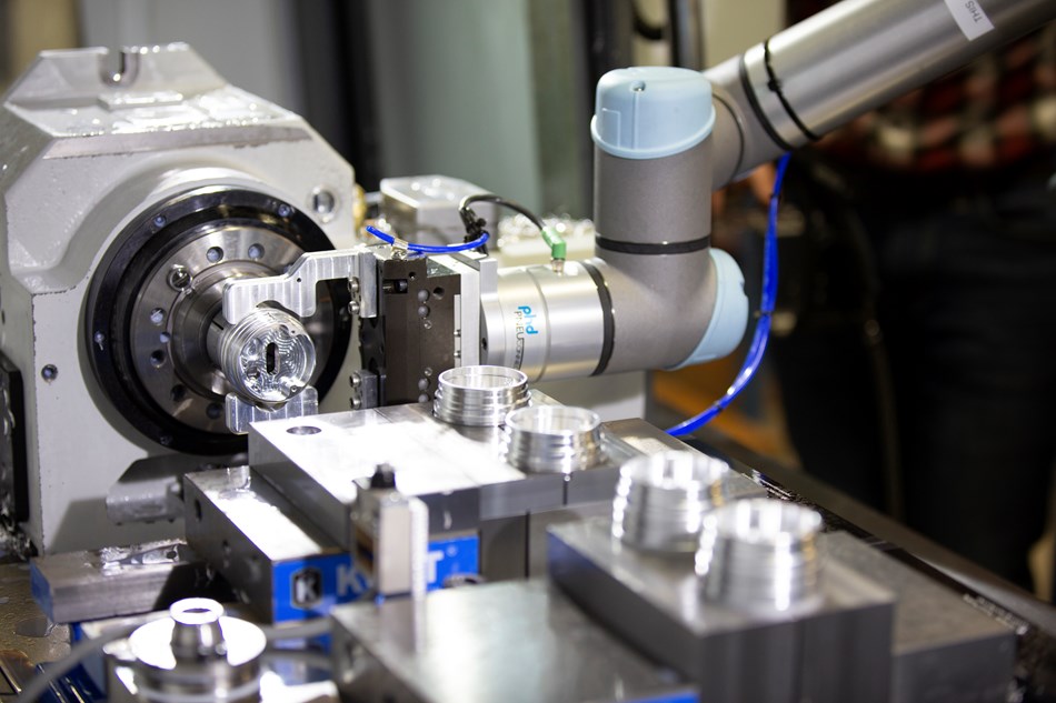 Featuring 30 micron repeatability, the UR5e was up to the task of handling the precise insertion of the multi-threaded part into the CNC fixturing. The CNC cycle includes three operations in a vertical mill, two in vise fixtures, and one in a 4th axis rotary unit.