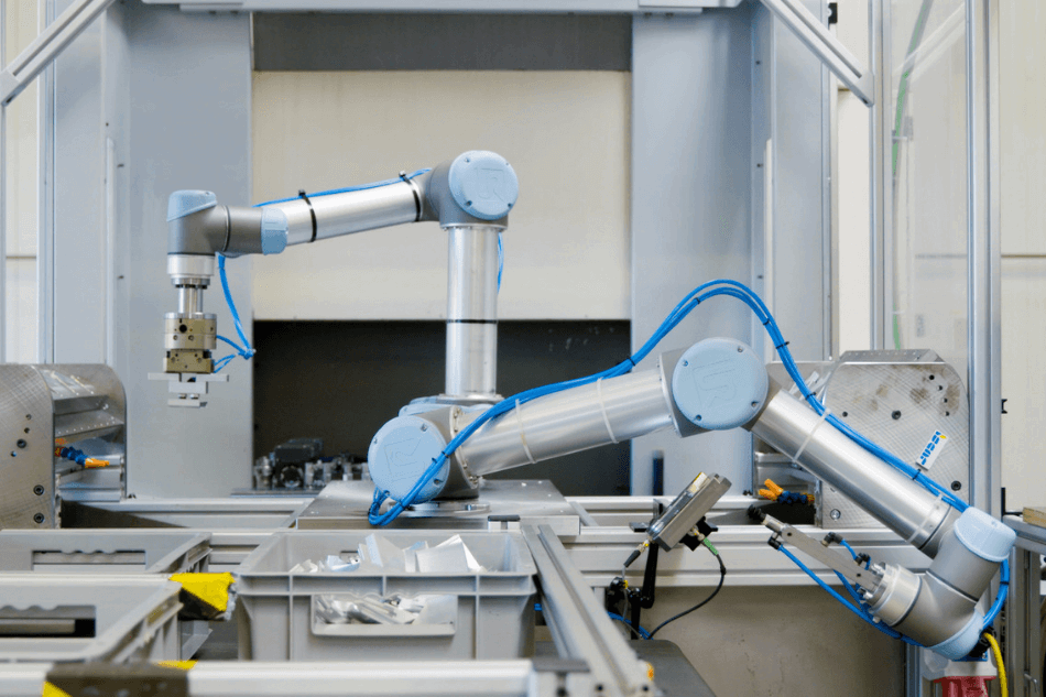 Les cobots UR5 alimentant une fraiseuse CNC améliorent la qualité et l'efficacité des pièces.