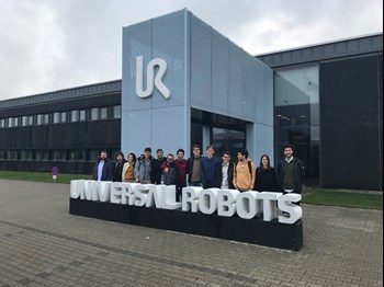 Los Robot Heroes de La Salle Barcelona conocen la sede de Universal Robots en Odense