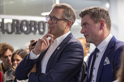 Jürgen von Hollen, Presidente de Universal Robots, y Thomas Visti, CEO de MiR