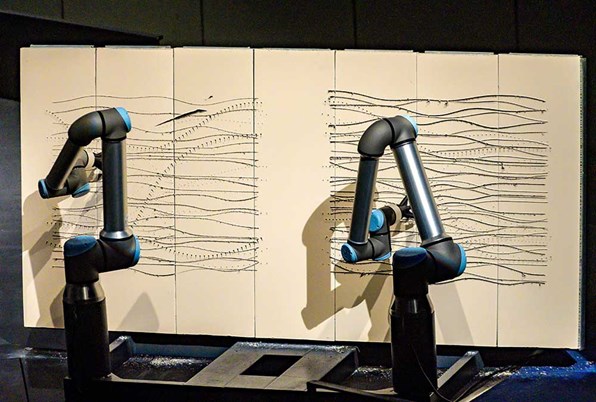 Dos cobots de Universal Robots creando relieves en el barro. Fotografía: Toni Torrillas.