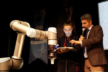 Universal Robots ortaokul öğrencilerine cobot’ları anlattı