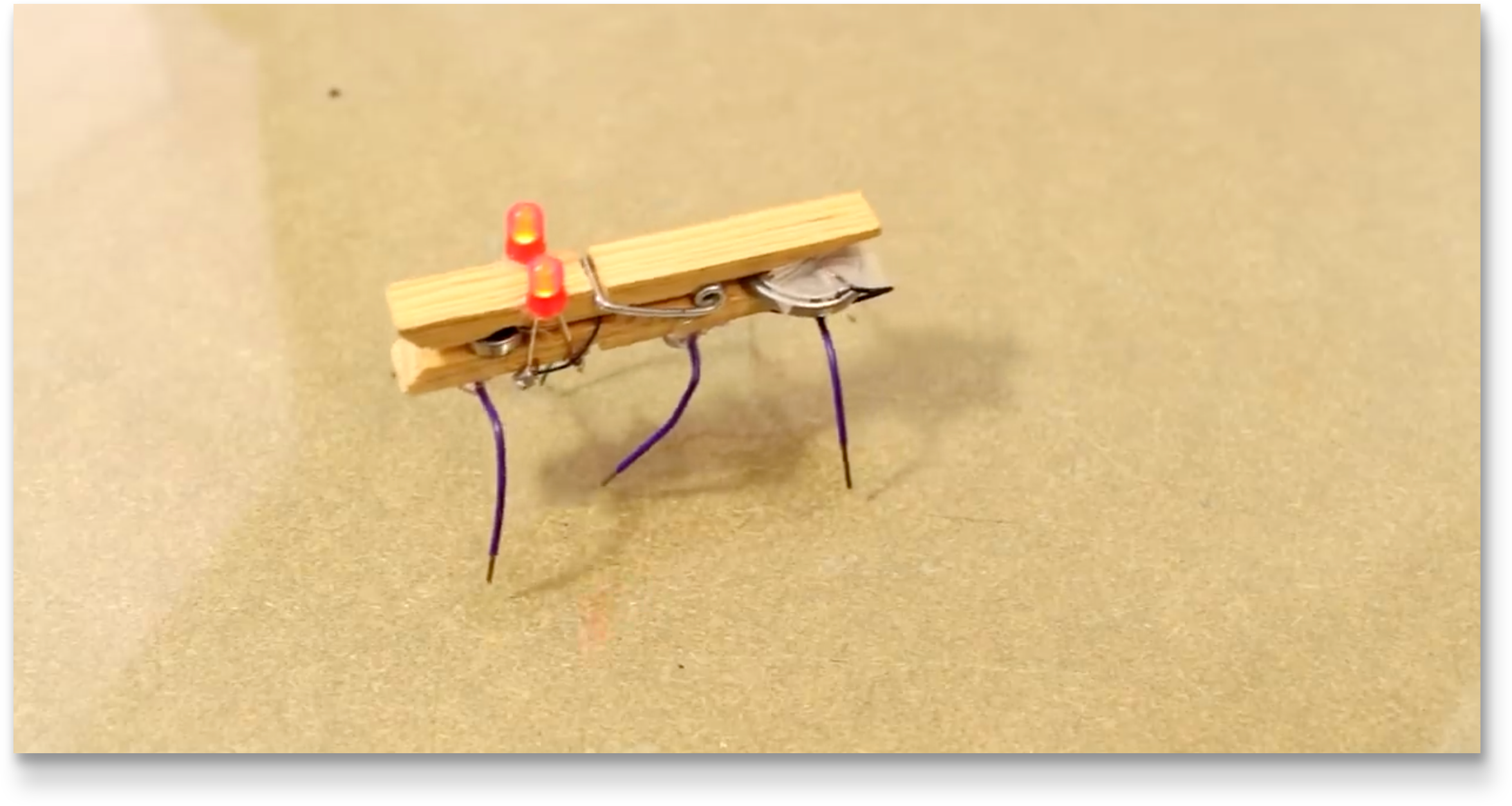 Поставь жуки 3. Самодельный робот Жук. Робот Жук прищепка. Жук на батарейке с вибромотором. Робот Жук из моторчика.