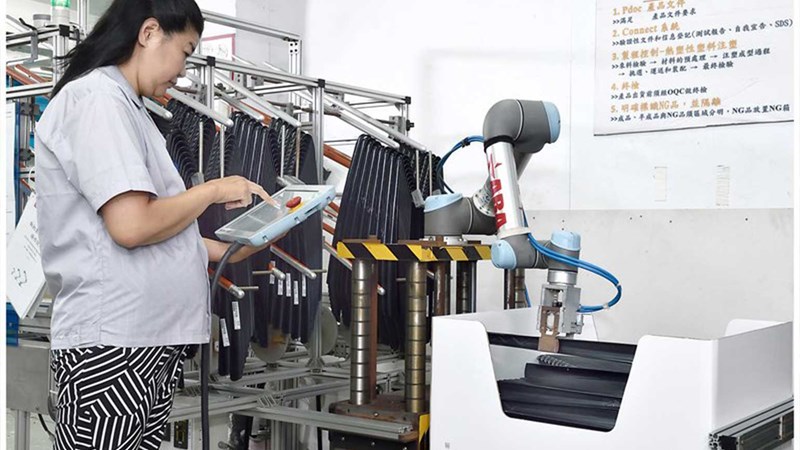Cobot in Incejtion molding application