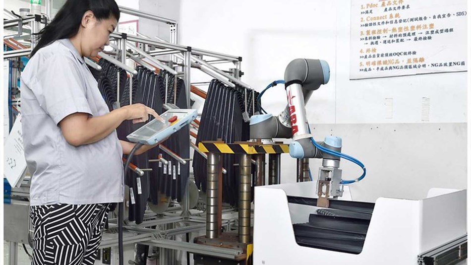 Universal Robots performing injection molding tasks