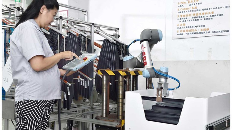 Universal Robots ปฏิบัติงานฉีดขึ้นรูป