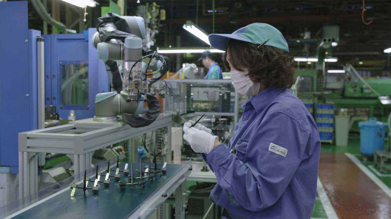 Installing the UR cobots at Alpha Corporation in Japan improved productivity dramatically, resulting in a 20% increase in production output in the molding process of automobile keys.