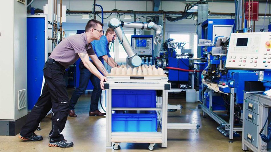 Hofmann Glastechnik in Germany now uses two UR cobots 