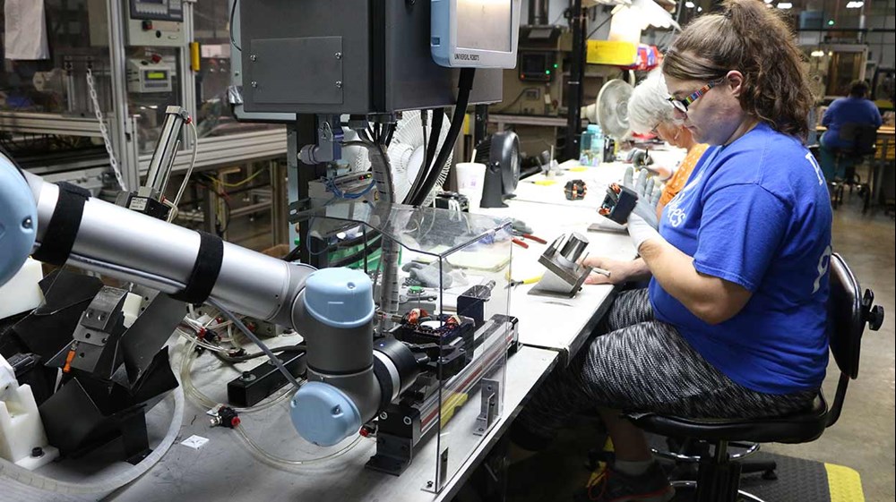 Universal Robots 製造業の国内生産の維持に不可欠な協働ロボット Universal Robots 製造業の国内生産の維持に不可欠な協働ロボット