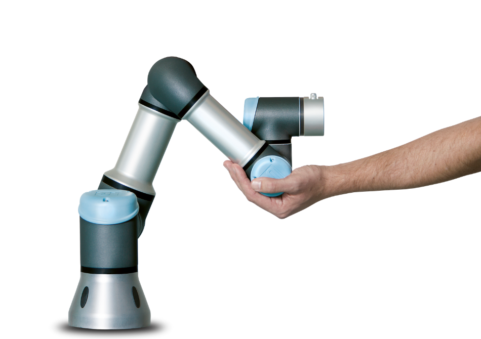 Ein menschlicher Arm hält den Ellbogen eines kollaborierenden Roboterarmes in seinen Händen.