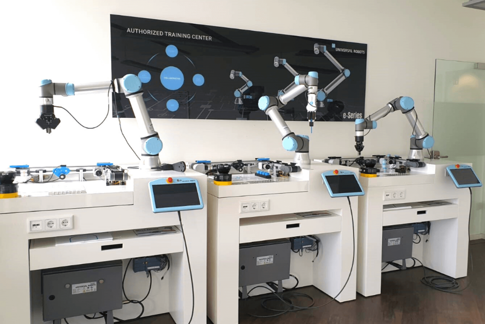 Drei Roboterarmen stehen nebeneinander in einem zertifizierten Training Center von Universal Robots.