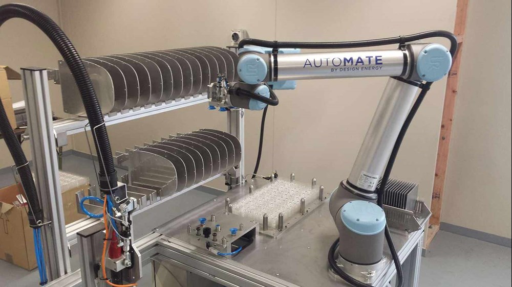 Hình ảnh robot cộng tác UR10 sử dụng tay gắp chân không nhiều đầu tại nhà sản xuất bóng đèn Betacom