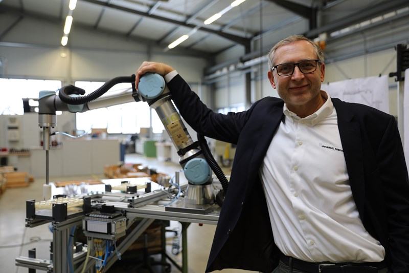 VEMA GmbH, yeni cobot’a bizzat teslim etmeye gelen Universal Robots Başkanının hatırası olarak Jürgen adını verdi.
