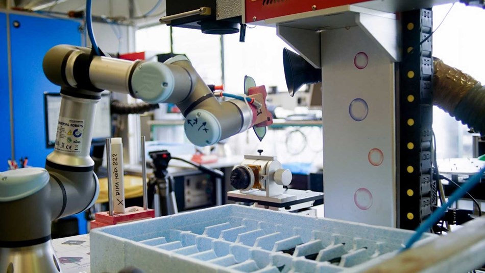 Ein Cobot von Universal Robots sortiert eine Sonnenbrille in einen Behälter.