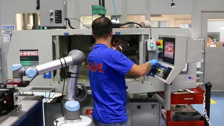 cobot trabalhando em indústria médica