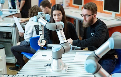 Dovenskab utilsigtet fax Universal Robots - UR Academy