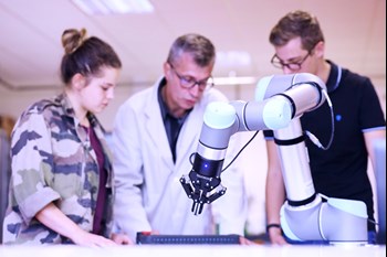 Avec son programme d'Éducation, Universal Robots certifie les compétences des futurs professionnels de l’industrie