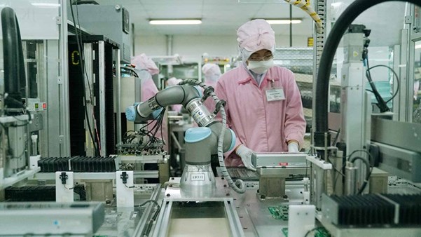 accroître sa productivité grâce aux robots collaboratifs dans l'électronique