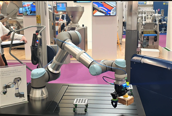 Un cobot UR5 équipé des 2 solutions de PIAB